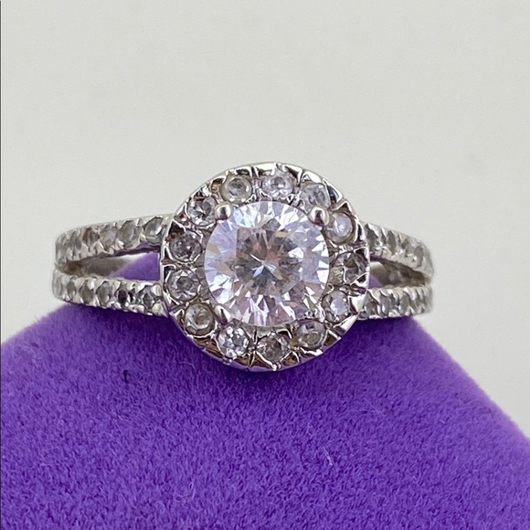 💛 Elegant 925 Silver Plated Ring with Clear Gemstone - Picture 2 of 5